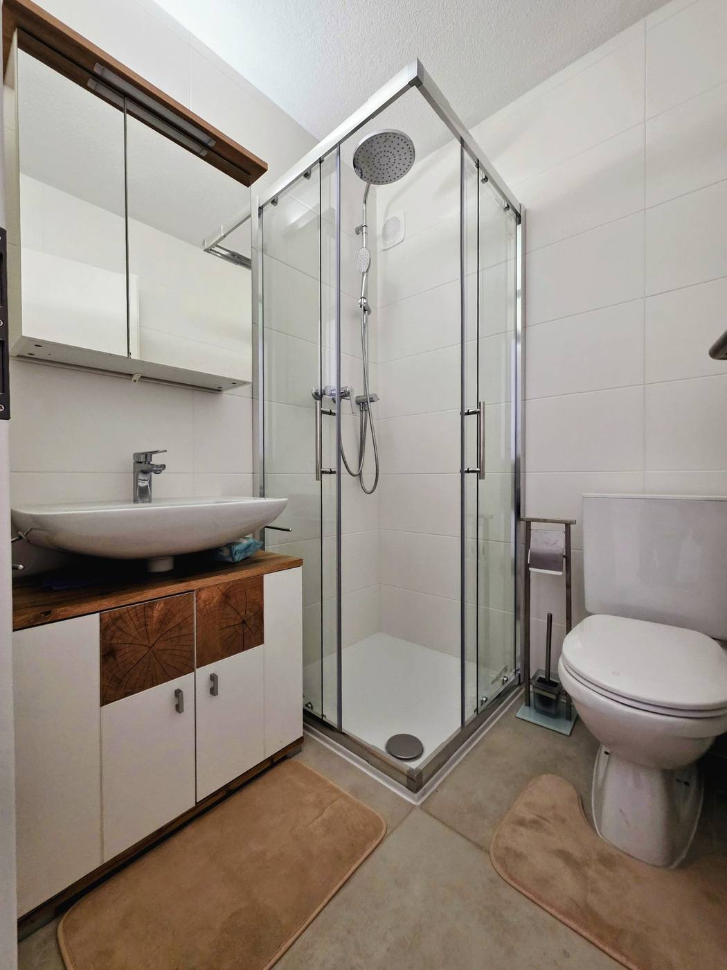 Modernes Bad mit Regendusche
