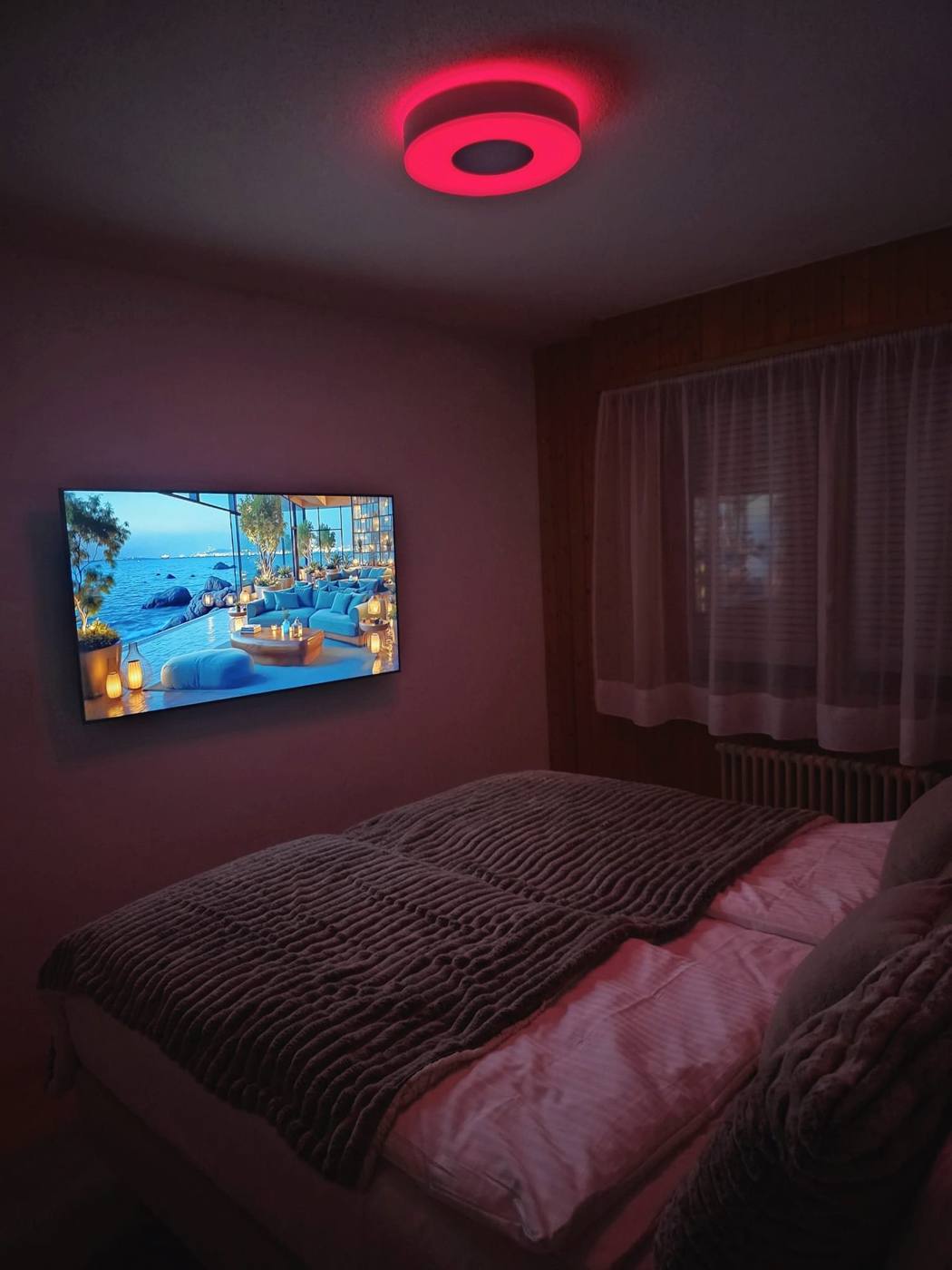 Schlafzimmer am Abend mit Stimmungslicht