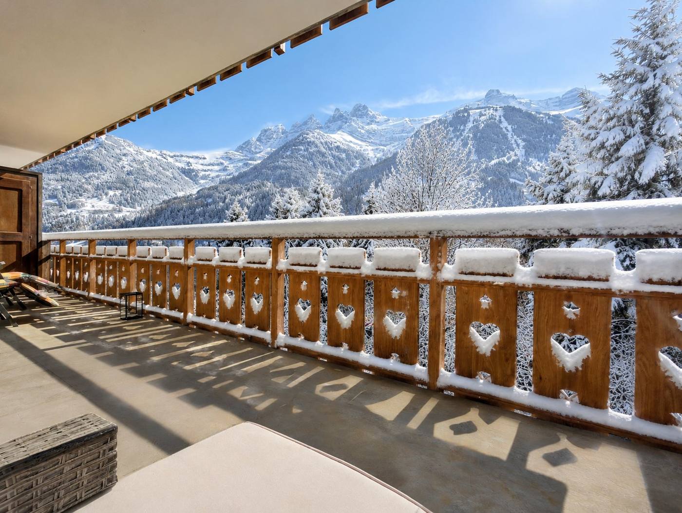 Tief verschneite Terrasse mit Blick auf die Dents du Midi