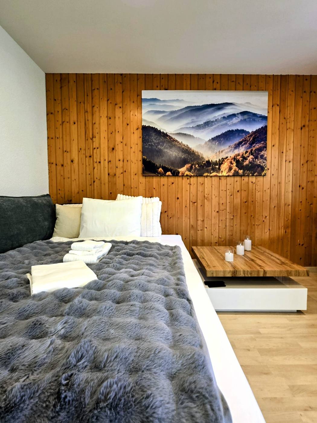 Sofa ausgezogen als Bett im Tageslicht